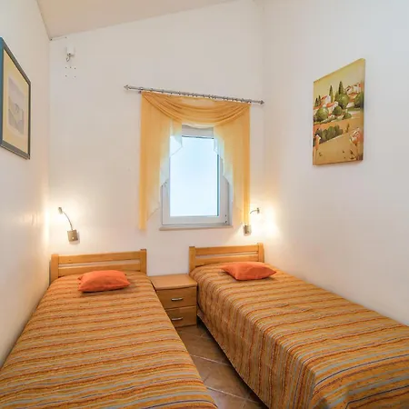 2 Bedroom Lovely In Holiday home